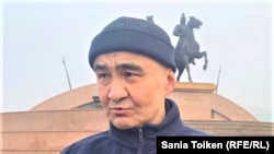 Активист Макс Бокаев на площади в Атырау после освобождения из тюрьмы. 4 февраля 2021 года.