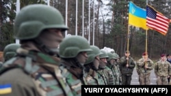 Українські та американські військові перед початком спільних навчань, архівне фото, 2015 рік