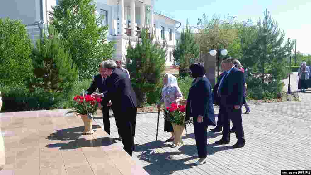 День памяти жертв политических репрессий в поселке Долинка Карагандинской области, где в советские годы располагался лагерь системы ГУЛАГ, прошел без традиционного митинга перед зданием местного музея. По словам сотрудников музея, они решили ограничиться торжественным возложением цветов, в основном с участием представителей власти и немногочисленных потомков репрессированных. 