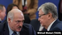 Президент Казахстана Касым-Жомарт Токаев (справа) и президент Беларуси Александр Лукашенко на церемонии подписания соглашения о сотрудничестве между ЕАЭС и Сингапуром. Ереван, 1 октября 2019 года.