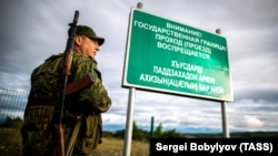 Как правило, всех задерживают на границе максимум на пару дней до суда, который штрафует нарушителей