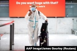 În aeroporturile din toată lumea pot fi văzuți oameni care poartă echipamente de unică folosință de frică să nu se infecteze cu Covid.