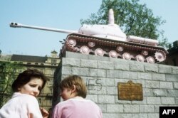 Боядисаният от Давид Черни съветски танк в Прага, 28 април 1991 г.