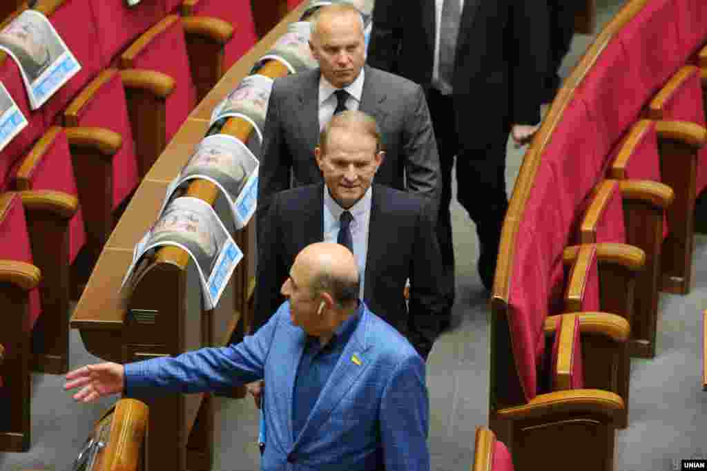 Народні депутати Вадим Рабінович (на передньому плані), Віктор Медведчук та Нестор Шуфрич від «Опозиційної платформи – За життя» у перший день засідання Верховної Ради IX скликання 