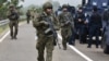 Pripadnici mirovnih snaga KFOR-a patroliraju područjem u blizini graničnog prelaza između Kosova i Srbije na Jarinju, Kosovo, 2. oktobar 2021. 