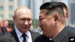 Президентът на Русия Владимир Путин и лидерът на Северна Корея Ким Чен-ун в Пхенян.