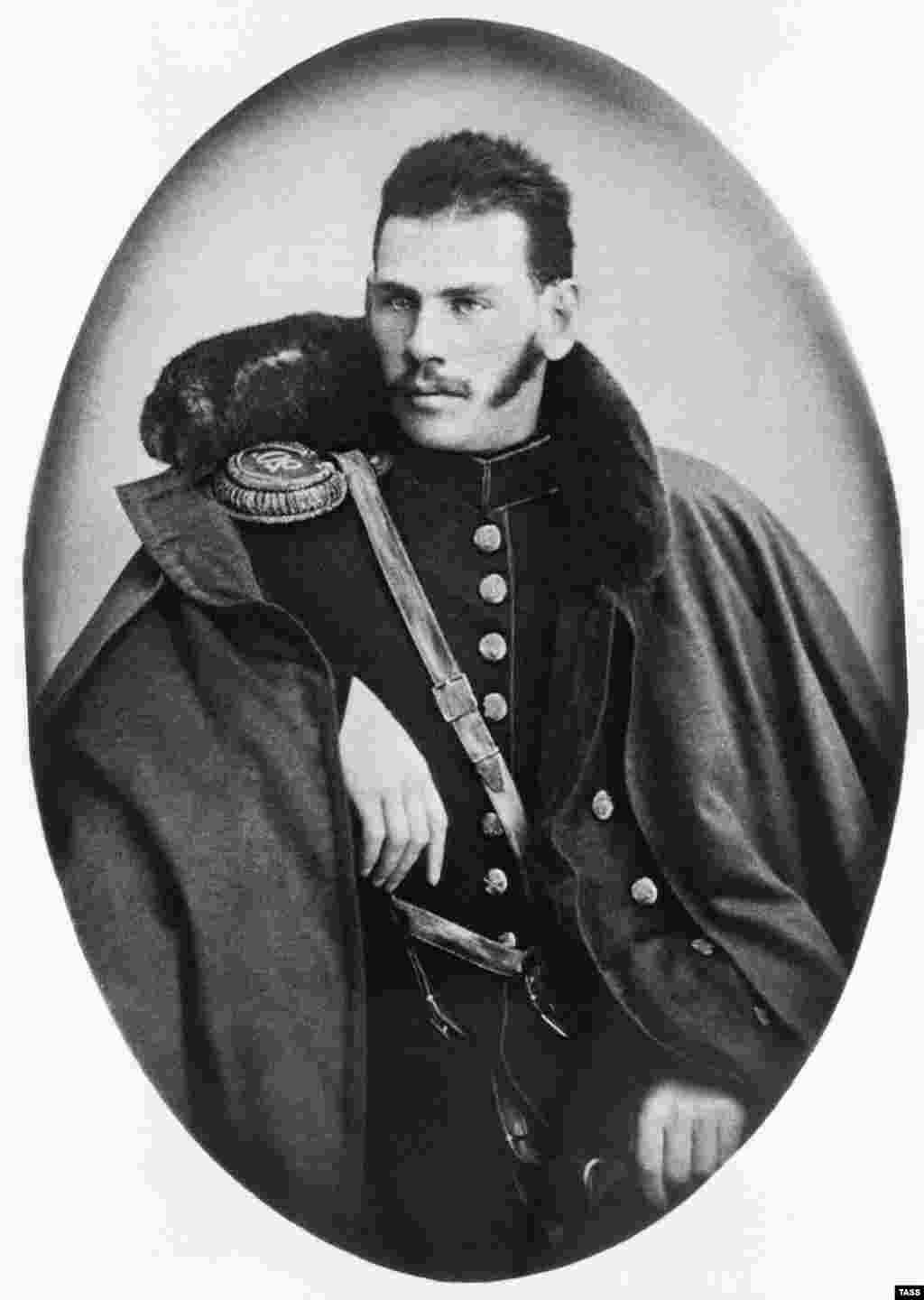 Tolstoj u vojnoj uniformi 1854. godine. Nakon nekoliko mladalačkih godina kockanja, opijanja i druženja sa ženama, Tolstoj se priključio carskoj armiji. Služio je sa odlikovanjem na Kavkazu i u Krimskom ratu, koji je bio u toku kada je ova fotografija nastala. 
