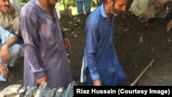  تخت بای کې د بودا د مجسمې ټوټې
