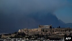 Partenonul, imagine din august 2023, în timpul incendiilor de vegetație din Grecia.