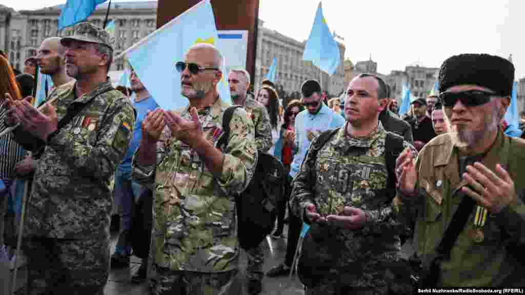Учасники війни України з Росією під час відзначення Дня пам'яті жертв геноциду кримськотатарського народу. Київ, 18 травня 2019 року