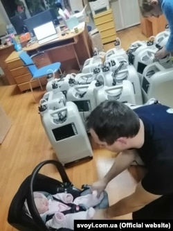 Concentratoare de oxigen stau în biroul principal al lui Svoyi, o organizație non-profit care furnizează gratuit oxigen acasă pacienților infectați cu COVID-19, în Kiev și împrejurimi.