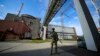 Руски войник пази пред сградата на контролираната от руските сили АЕЦ Запорожие в Южна Украйна.