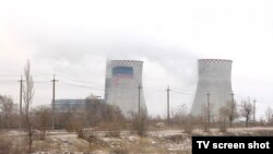 Прапор незаконного угруповання «ДНР» на градирні Зуївської теплоелектростанції, Зугрес, Донецька область