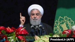 صحنه‌ای از سخنرانی حسن روحانی در مراسم ۲۲ بهمن