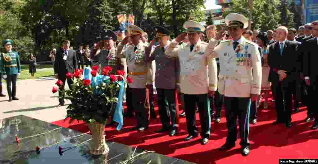Генералы у Вечного огня в Парке имени 28 гвардейцев-панфиловцев. Алматы, 9 мая 2013 года.