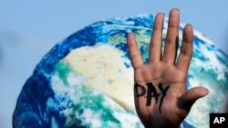 Na ruci koja poziva na reparaciju za gubitak i štetu na COP27 klimatskom samitu UN-a piše "plati", 18. novembra 2022., u Šarm el Šeiku, Egipat. 