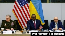 Američki ministar odbrane Lloyd Austin (u srednini) na sastanku o pomoći Ukrajini u Briselu, 15. jun 2022.