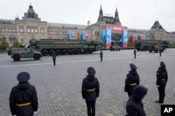 Rachete balistice rusești RS-24 Yars defilează prin Piața Roșie din Moscova în timpul paradei militare de Ziua Victoriei, 9 mai 2024.