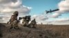 Soldați ucraineni folosesc un lansator cu rachete Javelin, în timpul unor exerciții militare în regiunea Donețk, Ucraina, 23 decembrie 2021. Imagine publicată de Serviciul de presă al Ministerului ucrainean al Apărării.
