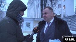 Березень 2018 року: на той час перший заступник секретаря РНБО Олег Гладковський відповідає на запитання журналіста програми «Схеми»