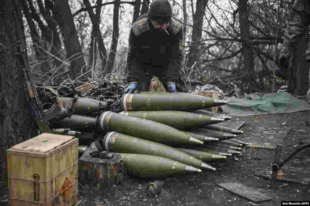 Za dvije konfiguracije artiljerijskih granata kalibra 155 mm ići će 120 miliona eura.&nbsp;Ovaj kalibar je NATO standard koji se koristi u stotinama zapadnih haubica isporučenih Ukrajini. Usred akutnog nedostatka proizvodnje, svaka granata kalibra 155 mm danas košta oko 8.400 američkih dolara.
