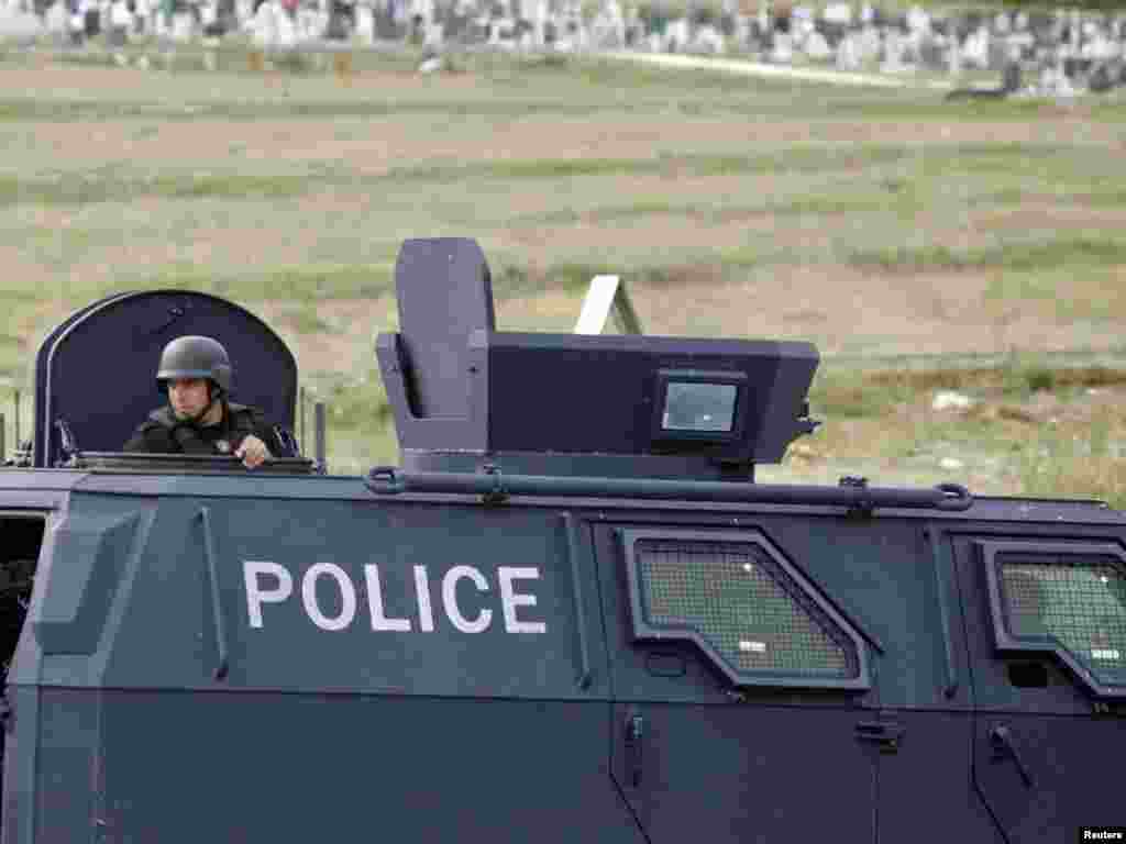 Snage kosovske specijalne policije u Mitrovici, 26.07.2011. Foto: Reuters / Hazir Reka