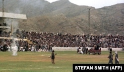 Talibanski borci i hiljade stanovnika Kabula gledaju kako hirurzi odsecaju ruku lopovu i pale hašiš na nacionalnom stadionu 1998.