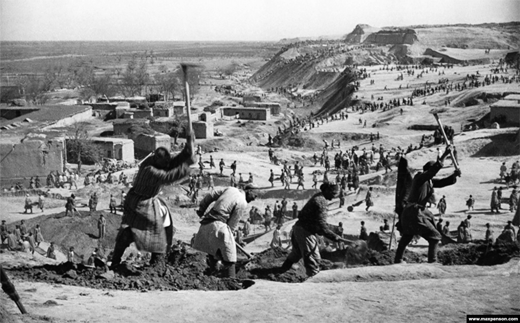 Строительство Большого Ферганского канала, 1939 год. 270-километровый канал перенаправил воды реки Сырдарья к хлопковым плантациям Ферганской долины на юге Узбекистана. Успешное строительство этого канала вдохновило на массовое перенаправление рек в регионе, которое привело к экологической катастрофе и пересыханию Аральского моря 