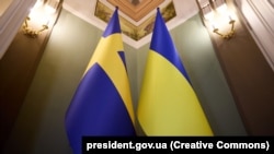 Երկու երկրների դրոշները
