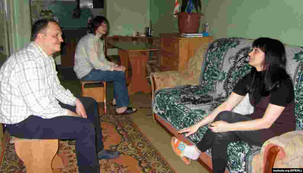 Дзядовы жывуць у інтэрнаце ўжо шмат гадоў. Тут вырасьлі іхнія дзеці. Франак (у цэнтры) хоча жыць і працаваць у Беларусі: "Я тут нарадзіўся і тут хачу памерці"