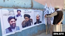 Ulični prodavac prodaje zastave i portrete sa likom vrhovnom komandanta talibana, mule Haibatula Akundžade, Kabul, avgust 2021.