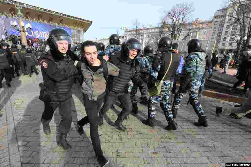 Антикоррупционные митинги прошли 26 марта по всей России. 