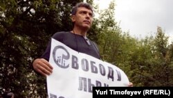 Russian opposition leader Boris Nemtsov holds an individual picket near the detention center where another activist was being held in August.