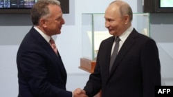 Президент России Владимир Путин пожимает руку представителю президента США Дональда Трампа Стиву Уиткоффу во время встречи в Санкт-Петербурге, 11 апреля 2025 года