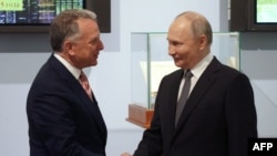 Стив Уиткофф и Владимир Путин перед встречей в Санкт-Петербурге, 11 апреля 2025 года