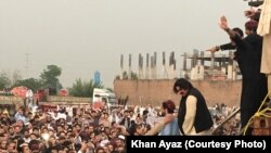 د پښتون تحفظ غورځنګ مشران د جلسې په پای کې له دریځه په کوزېدو دي.
