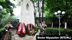  2010-жылдын июнь окуясында курман болгондорго эстелик. Ош шаары. 10-июнь, 2019-жыл.