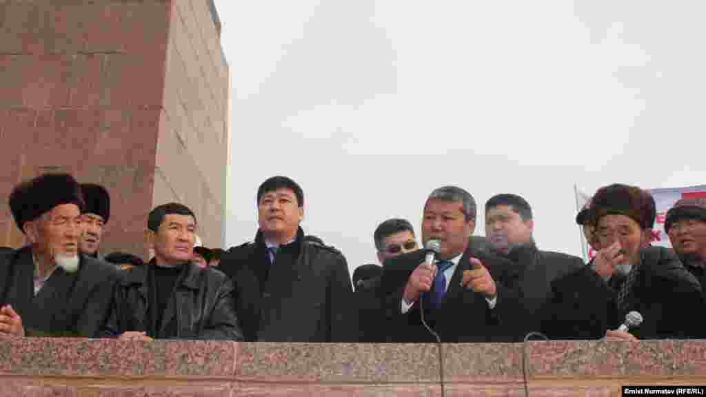 В декабре 2013 года Бакыт Торобаев заявил на главной площади Оша о своей поддержке действующего на тот момент мэра Мелиса Мырзакматова и даже объединении с его партией "Улуттар биримдиги".