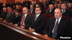 Հայաստան – Լևոն Տեր-Պետրոսյանը (աջից) և ընդդիմադիր Հայ ազգային կոնգրեսի (ՀԱԿ) մյուս ղեկավարները կուսակցության համաժողովի ժամանակ, 22-ը դեկտեմբերի, 2012թ․