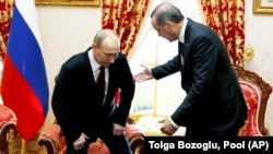 Президент Турции Таип Эрдоган и руководитель России Владимир Путин (слева). Стамбул