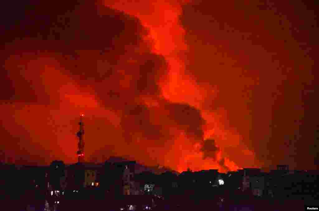 Sute de case și clădiri din apropierea Muntelui Nyiragongo au fost distruse, îngropate de lavă.