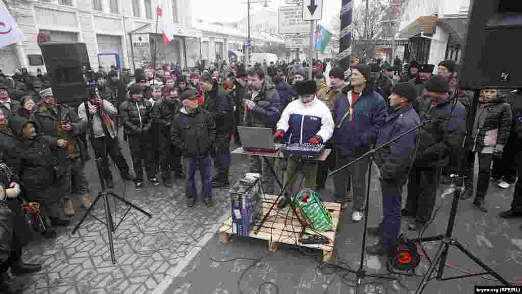 На углу Серова и Карла Маркса, в ста метрах от основной «трибуны» - дискотека. Оглушительно и непрерывно звучат речи в стиле «Отечество в опасности!», перемежаемые патриотическими песнями Вики Цыгановой и Газманова. Здесь же записывают в «ополчение». Достаточно предъявить водительские права или студенческий билет.