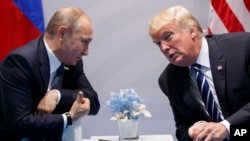 Američki predsjednik Donald Trump (desno) sastaje se s ruskim predsjednikom Vladimirom Putinom na samitu G-20 u Hamburgu, Njemačka, juli 2017.