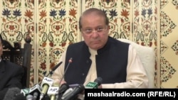 نواز شریف په اسلام اباد کې د خبري غونډې پر مهال 