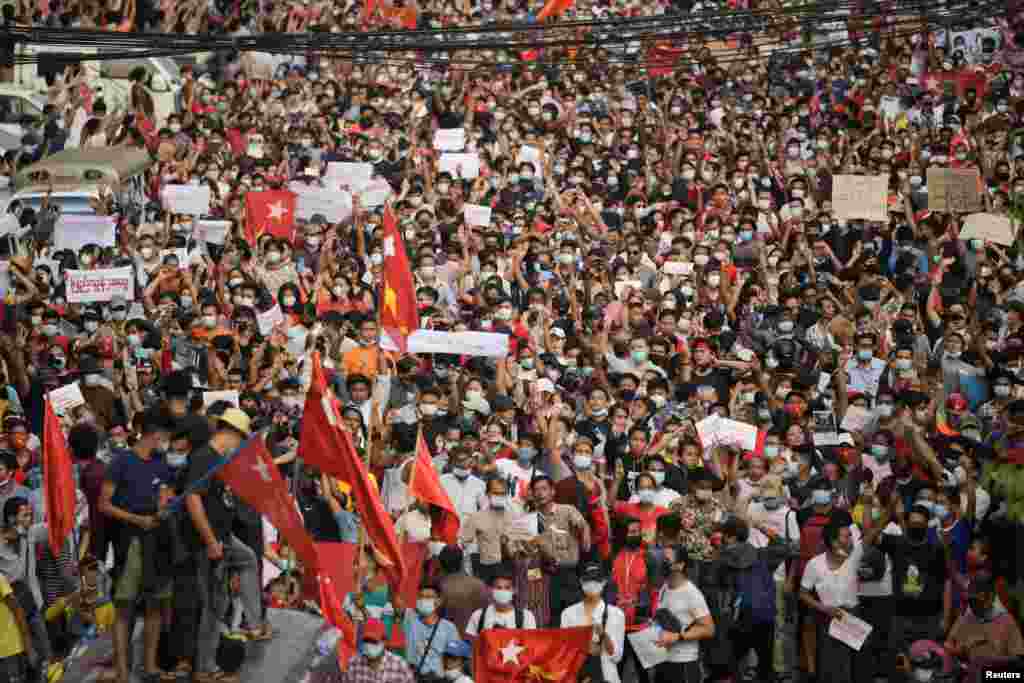 Protestatarii cer eliberarea liderului ales Aung San Suu Kyi (REUTERS/Stringer)