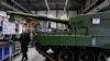 Njemački kancelar Olaf Scholz posjećuje proizvodnu liniju na budućoj lokaciji fabrike oružja u kojoj proizvođač oružja Rheinmetall planira proizvoditi artiljeriju od 2025. godine, u Unterluessu, Njemačka, 12. februara 2024.