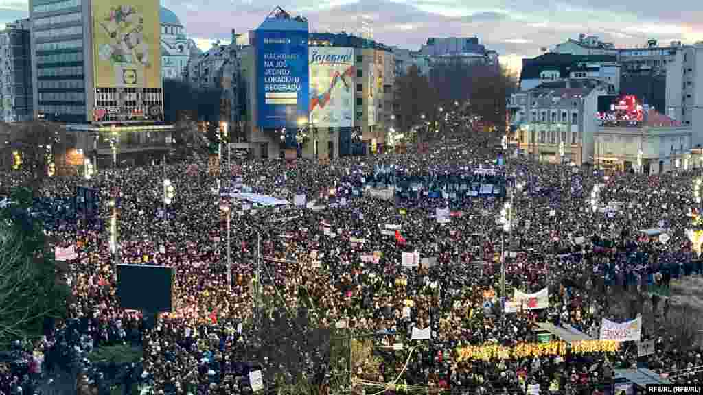Učesnici protesta su održali 15 minuta tišine, po minut ćutanja za svaku od 15 žrtava u padu nadstrešnice na železničkoj stanici u Novom Sadu. Na skupu nije bilo obraćanja. 