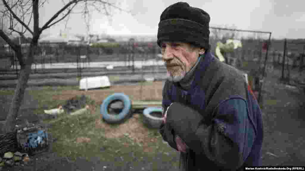 Житель Сизого. Это муж Валентины. Один из немногих, кто остался в этом «аппендиксе» между Россией, подконтрольной Украине территории и земле, которую контролируют поддерживаемые Россией сепаратисты. В Сизом осталось всего 10 человек, восемь из них – пенсионеры