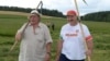 Gérard Depardieu la coasă împreună cu Aleksandr Lukașenka în apropiere de Minsk, 23 iulie, 2015.