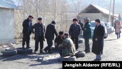 Ворух анклавынын жанындагы Ак-Сай айылынын тургундары. Баткен, 18-январь, 2014.